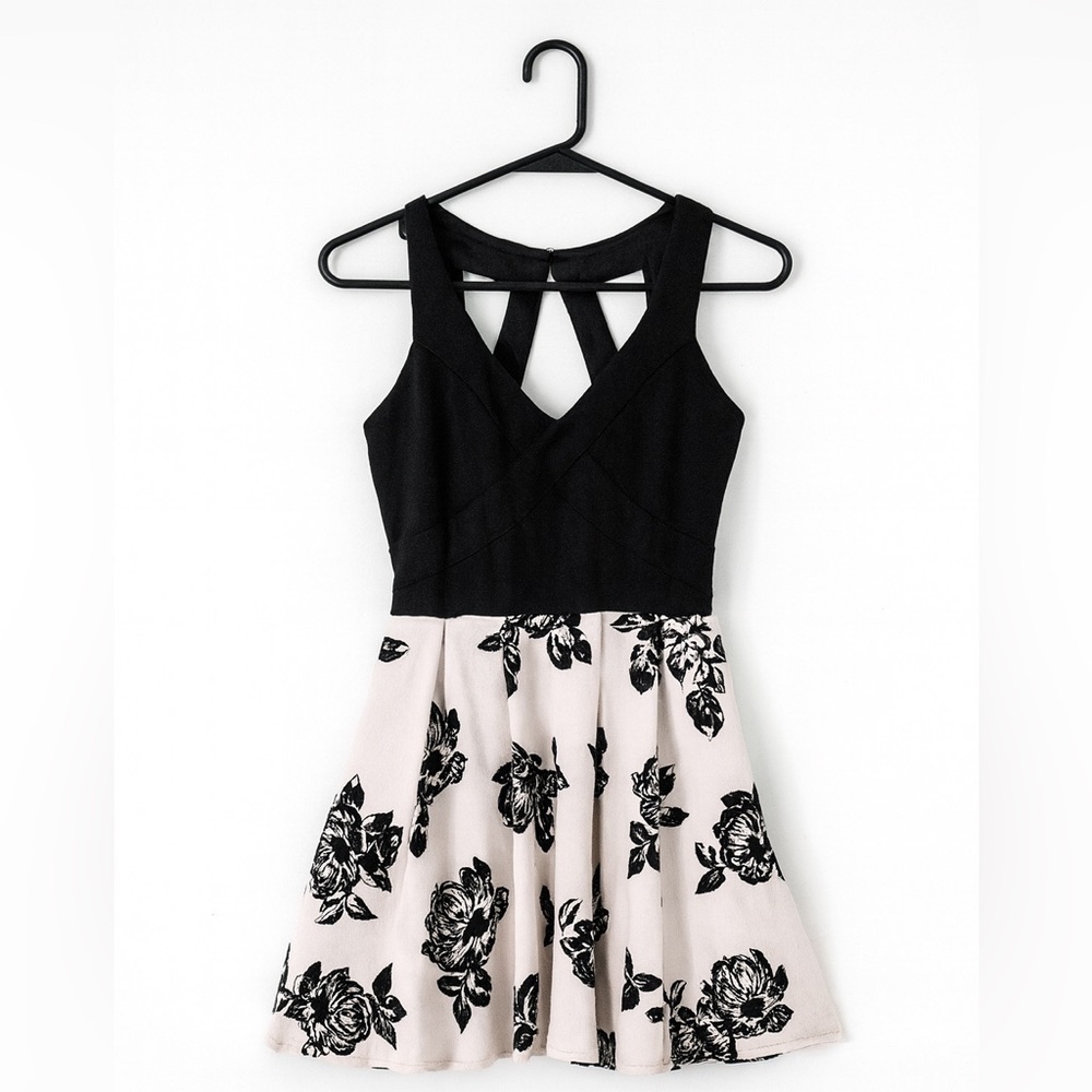 CRYSTAL DOLL Juniors' Flocked Fit & Flare Dress Size Small. Pink and Black